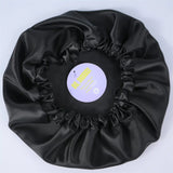 Soulta Satin Bonnet Black | Pretty Curly Girl | Curly girl method approved | Vegan curly hair products | Krullen | Krullend haar | Satijnen slaapmuts voor krullen | Satin bonnet to protect curls against frizz and breakage overnight | Curly girl approved