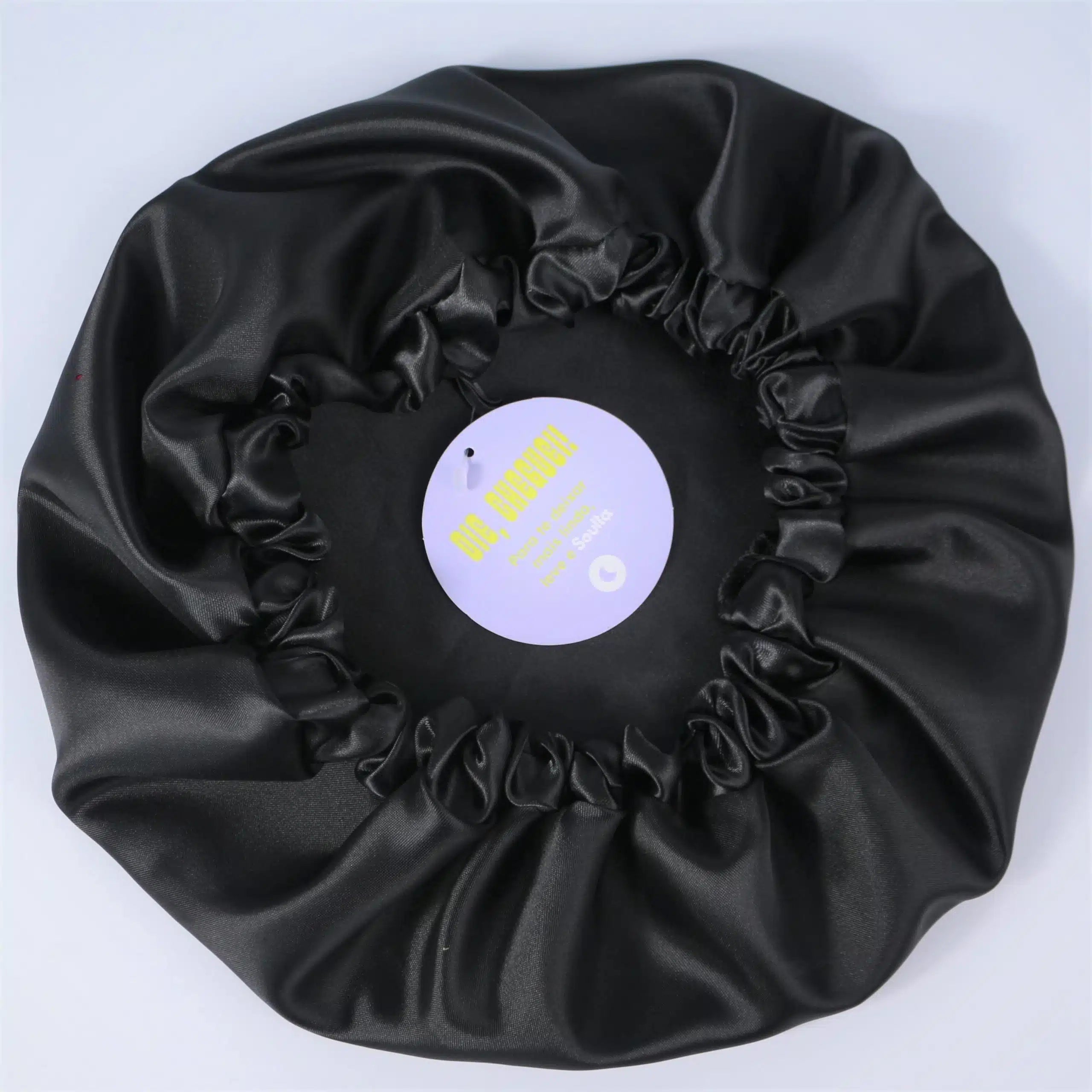 Soulta Satin Bonnet Black | Pretty Curly Girl | Curly girl method approved | Vegan curly hair products | Krullen | Krullend haar | Satijnen slaapmuts voor krullen | Satin bonnet to protect curls against frizz and breakage overnight | Curly girl approved