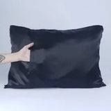 Soulta Satin Pillowcase Black 50x65cm | Pretty Curly Girl | Curly girl method approved | Vegan curly hair products | Krullen | Krullend haar | Satijnen kussensloop voor krullen | Satin pillowcase to prevent frizz and protect curls overnight | Curly girl approved