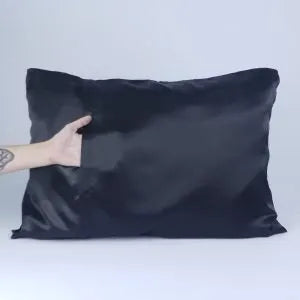 Soulta Satin Pillowcase Black 50x65cm | Pretty Curly Girl | Curly girl method approved | Vegan curly hair products | Krullen | Krullend haar | Satijnen kussensloop voor krullen | Satin pillowcase to prevent frizz and protect curls overnight | Curly girl approved